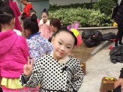赛事网小童星何诗滢形象展示