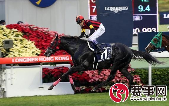 去年总奖金二千五百万港元的浪琴表香港杯在第八场举行，武豊策骑的日本赛驹‘荣进之光’（11号）击败‘新纪录’胜出这项2000米国际一级赛。