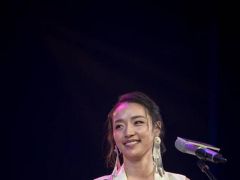 杨秀措加冕年度女主角 为2017《快男》选手支招