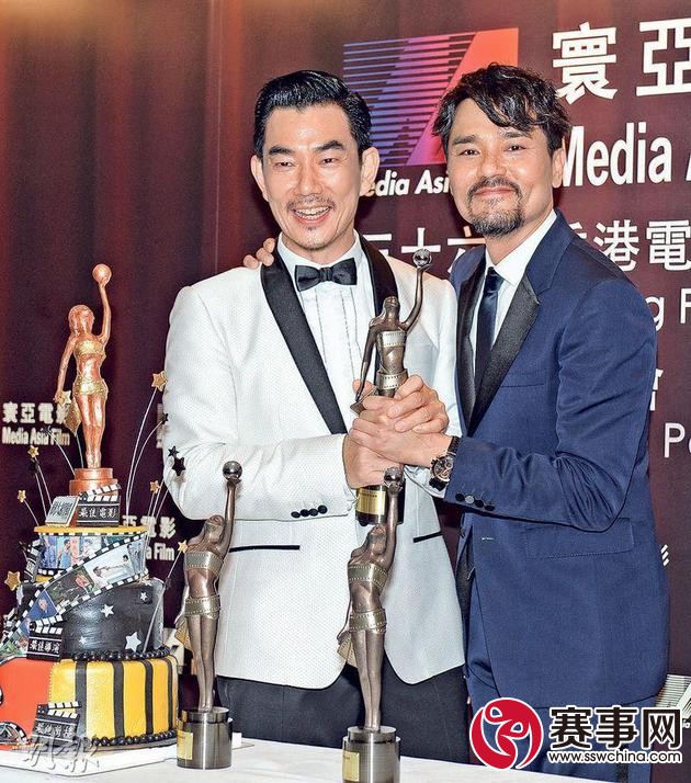 《名高引谤》在电影金像奖扫5奖成大赢家，前晚（4月9日）举行庆功宴，席上任贤齐扮演抢林家栋的影帝奖座，笑言要拿回家摆放一个月。