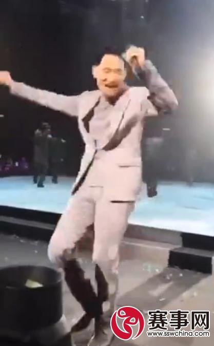 难堪了！歌神张学友台上热情歌唱却被喊刘德华