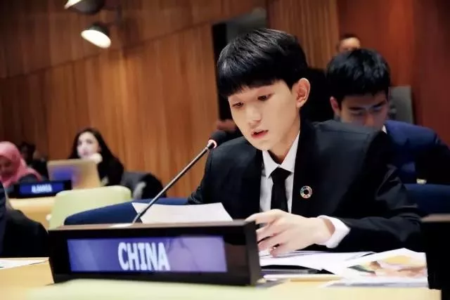 TFBOYS王源妈妈痛哭：中国父母最怕自己无能为力